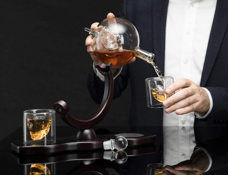 decantor de bauturi sub forma de craniu decantor amuzant din sticla transparenta tinut in mana - cadouri barbati