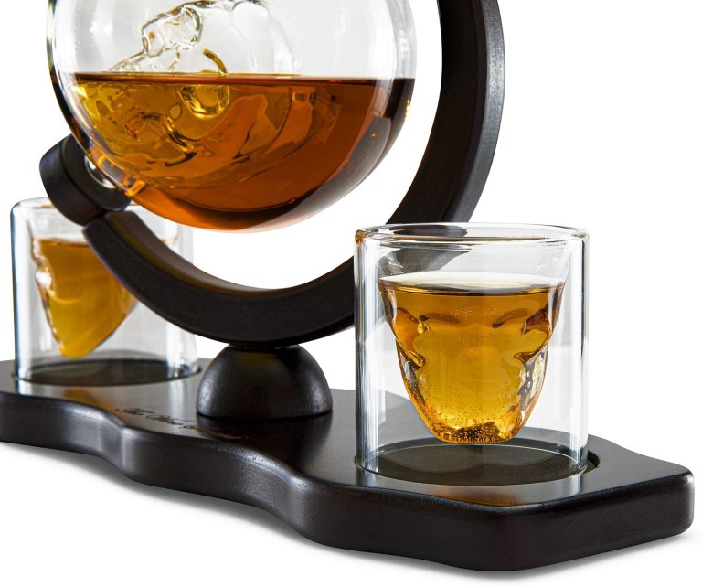 decantor whisky cu model interior craniu din sticla transparenta cu doua pahare si suport din lemn - cadouri barbati