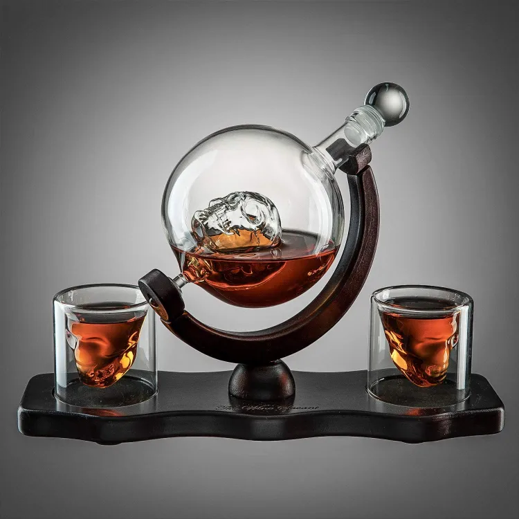 decantor whisky cu model craniu din sticla transparenta cu doua pahare si suport din lemn - cadouri barbati